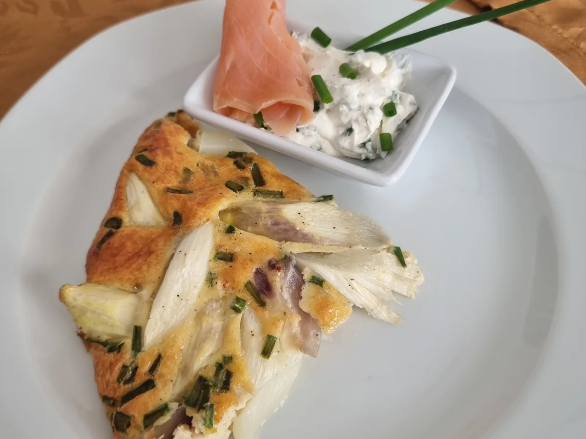 Spargel -Frittata mit Räucherlachs und Schnittlauch-Creme fraiche - Rezept - Bild Nr. 17403