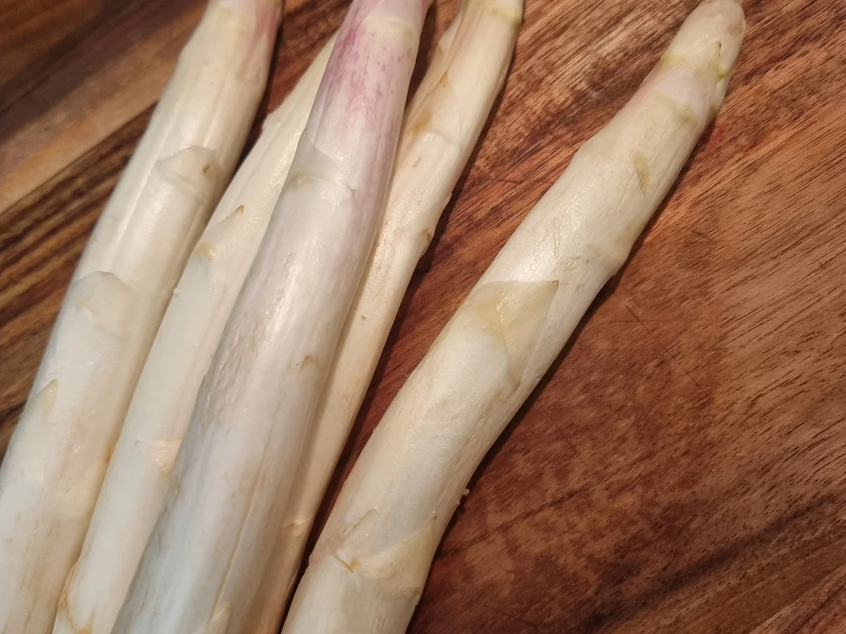 Spargel -Frittata mit Räucherlachs und Schnittlauch-Creme fraiche - Rezept - Bild Nr. 17404