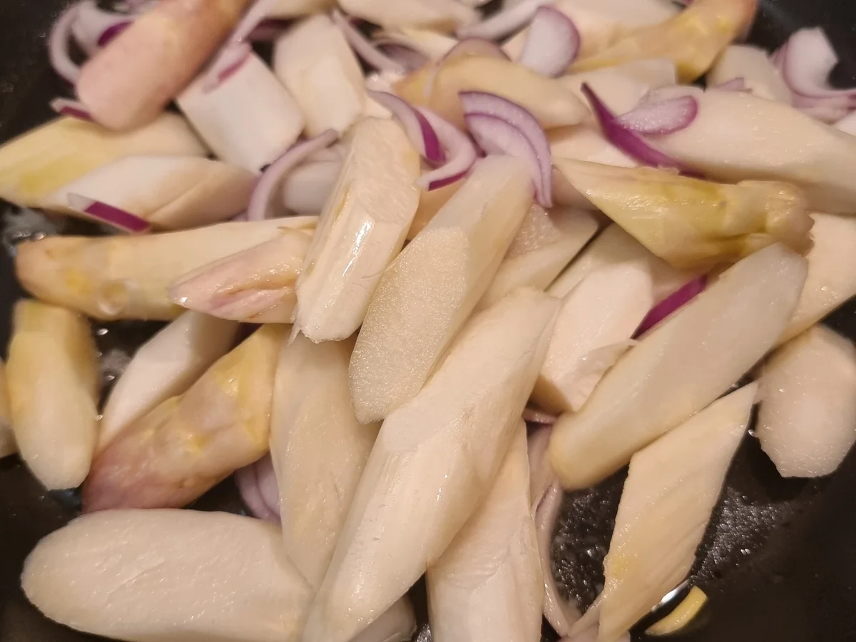 Spargel -Frittata mit Räucherlachs und Schnittlauch-Creme fraiche - Rezept - Bild Nr. 17411