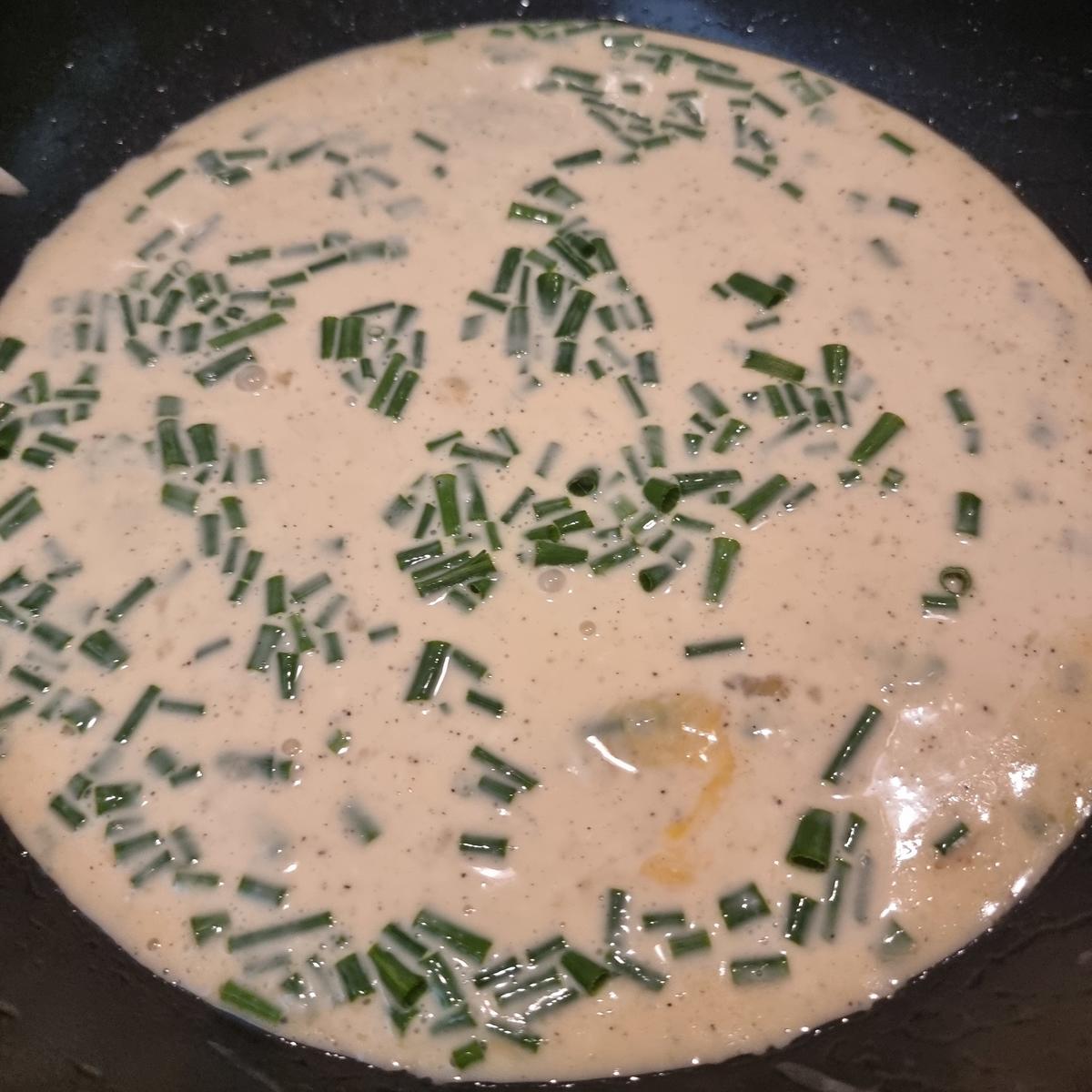 Spargel -Frittata mit Räucherlachs und Schnittlauch-Creme fraiche - Rezept - Bild Nr. 17416