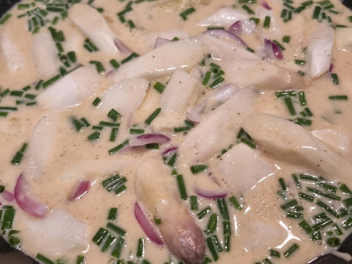 Spargel -Frittata mit Räucherlachs und Schnittlauch-Creme fraiche - Rezept - Bild Nr. 17418