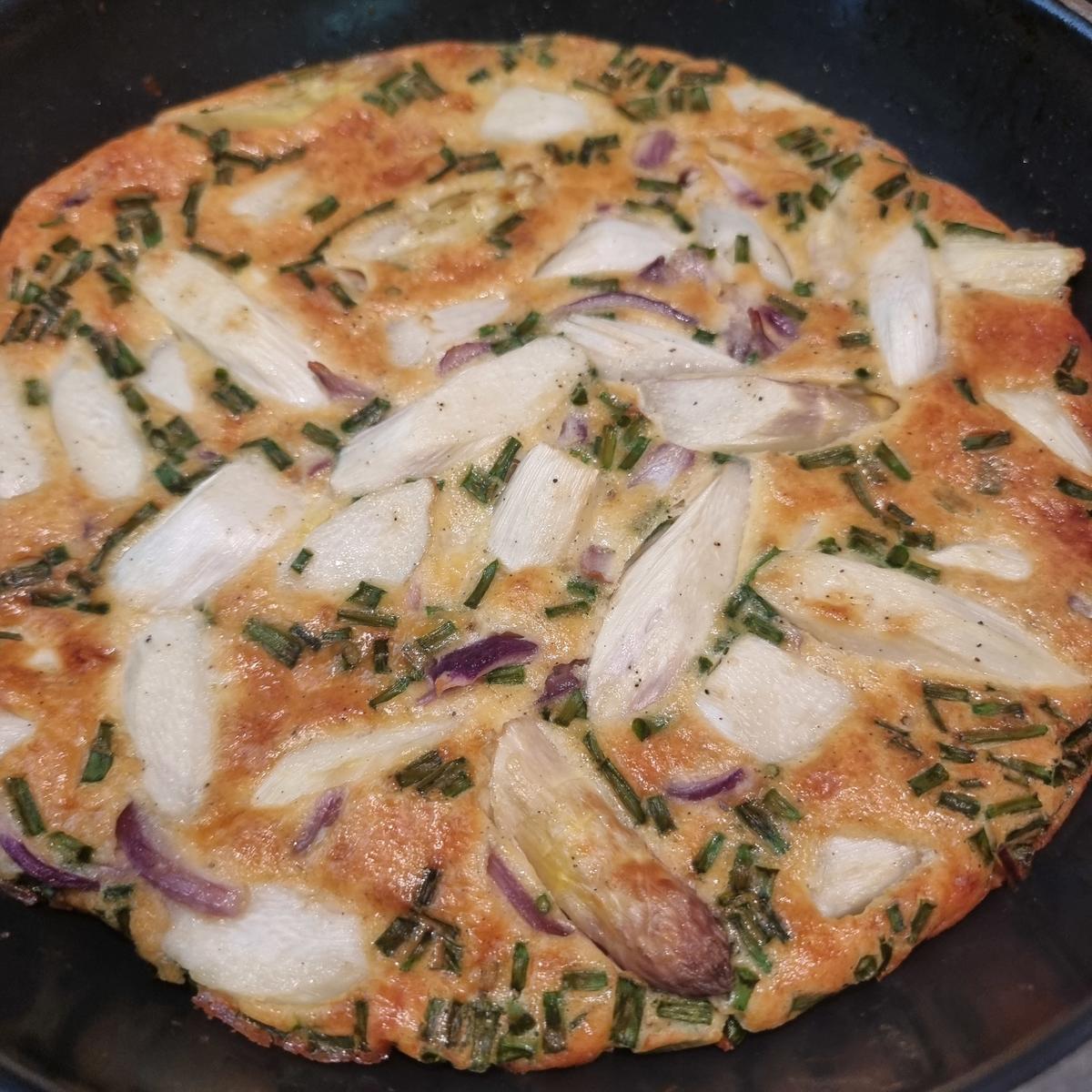 Spargel -Frittata mit Räucherlachs und Schnittlauch-Creme fraiche - Rezept - Bild Nr. 17420