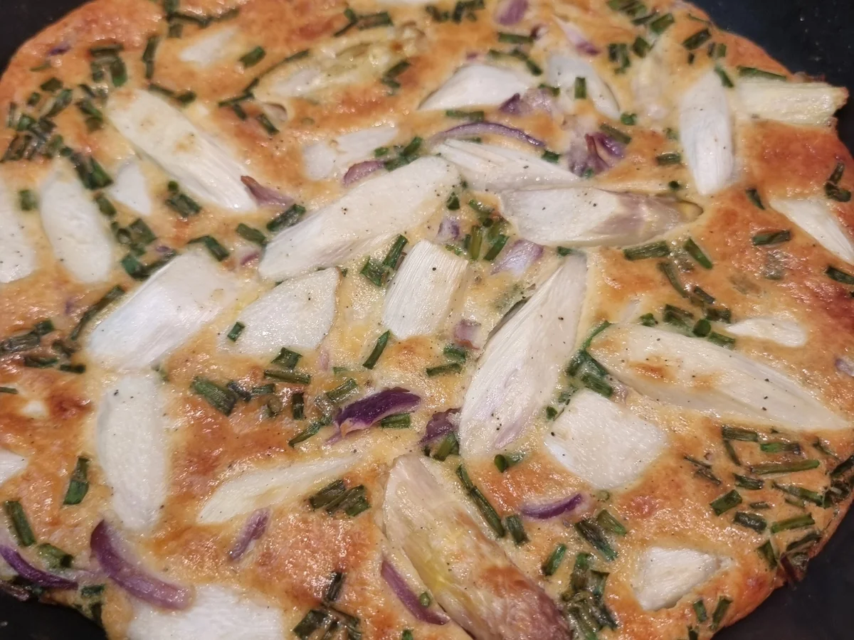 Spargel -Frittata mit Räucherlachs und Schnittlauch-Creme fraiche - Rezept - Bild Nr. 17420