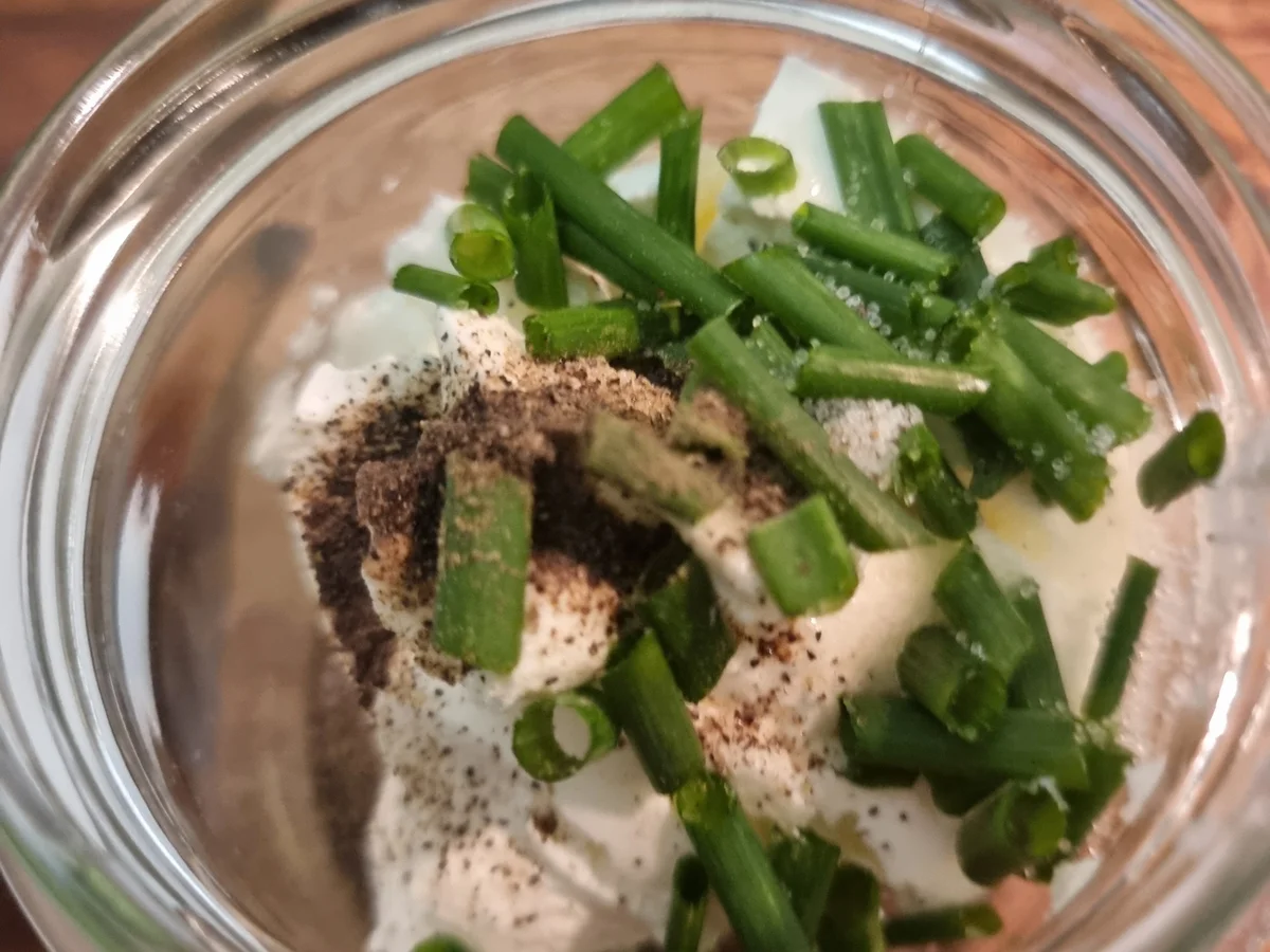 Spargel -Frittata mit Räucherlachs und Schnittlauch-Creme fraiche - Rezept - Bild Nr. 17421