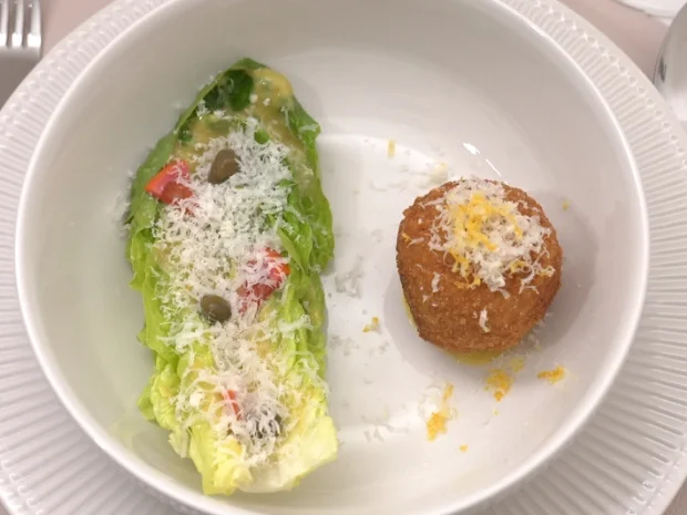 Rezept: Safran-Risotto-Bällchen mit Caesar Salad Bild Nr. 2 Safran-Risotto-Bällchen mit Caesar Salad - Rezept - Bild Nr. 2