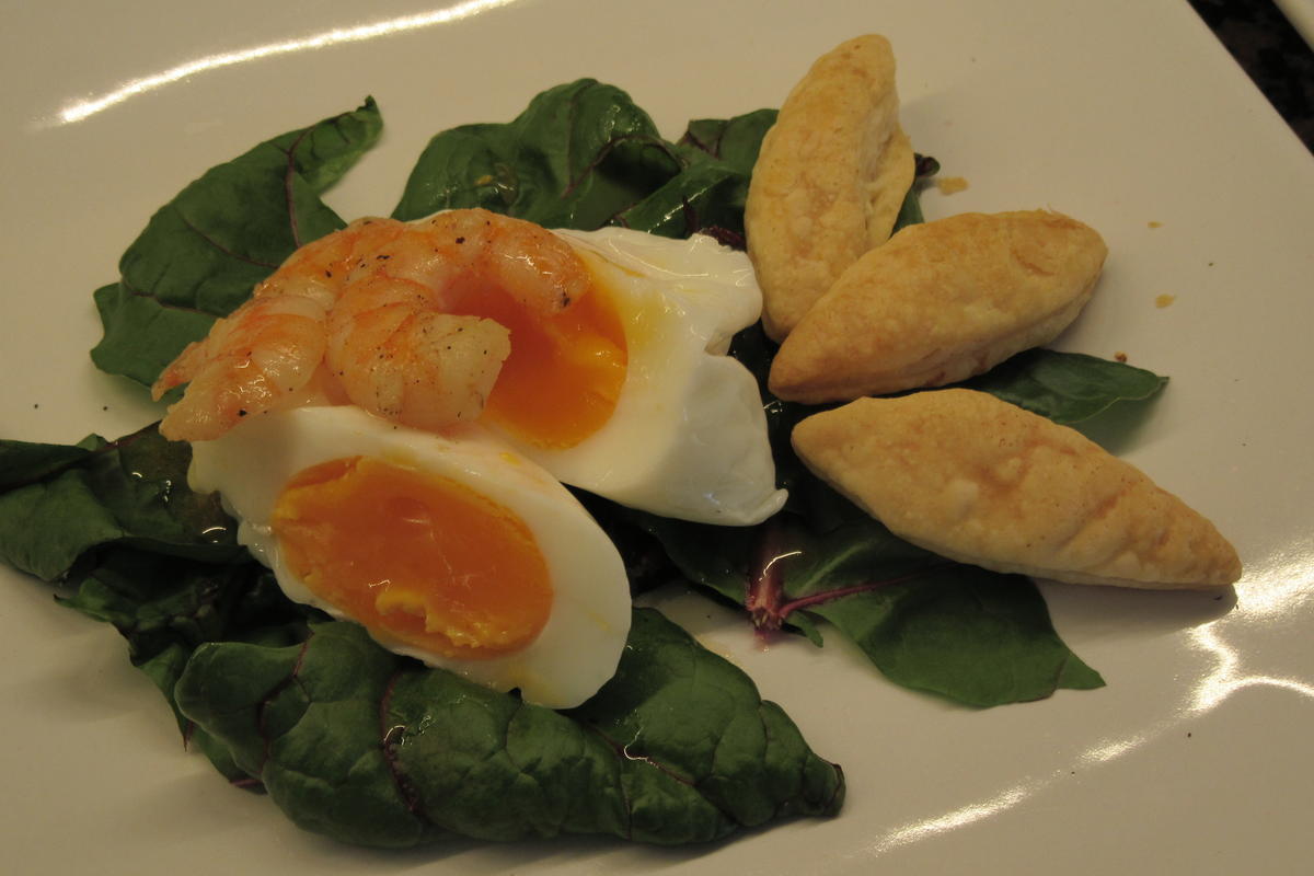 Vorspeisen: Pochiertes Ei auf Mangoldsalat - Rezept - Bild Nr. 17418