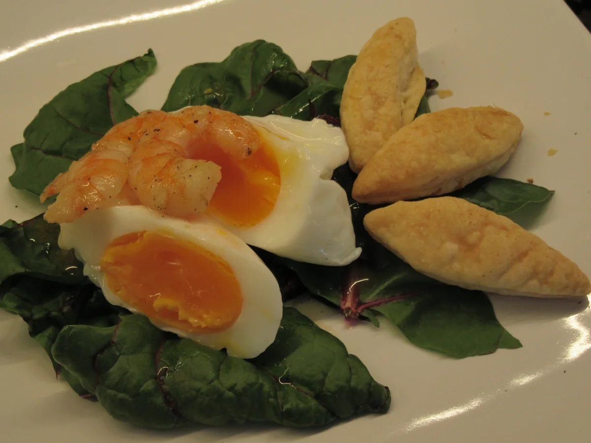 Rezept: Vorspeisen: Pochiertes Ei auf Mangoldsalat Bild Nr. 17418 Vorspeisen: Pochiertes Ei auf Mangoldsalat - Rezept - Bild Nr. 17418