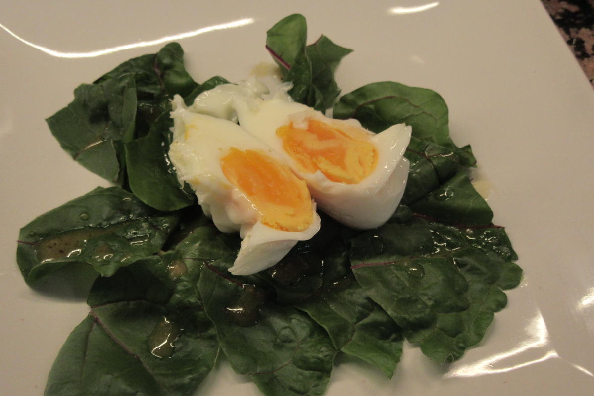 Vorspeisen: Pochiertes Ei auf Mangoldsalat - Rezept - Bild Nr. 17423