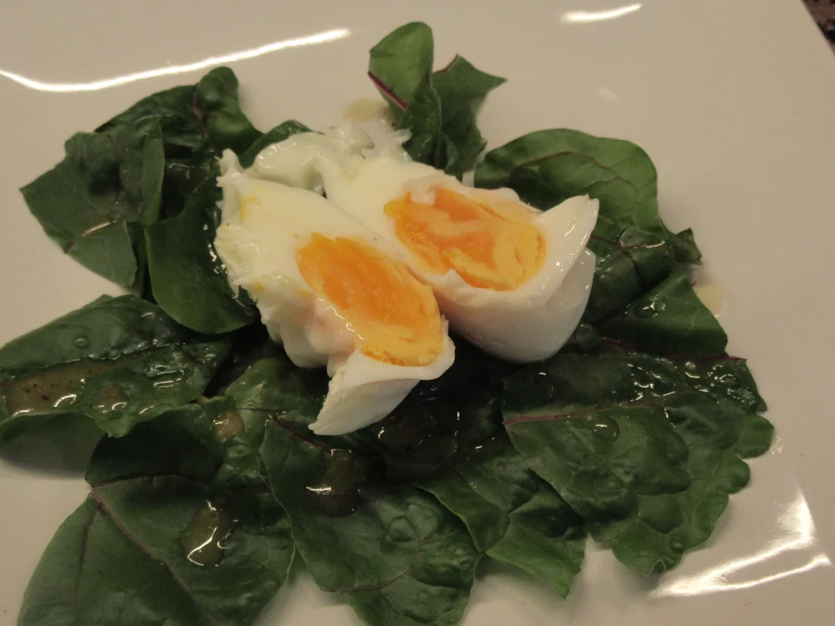 Rezept: Vorspeisen: Pochiertes Ei auf Mangoldsalat Bild Nr. 17423 Vorspeisen: Pochiertes Ei auf Mangoldsalat - Rezept - Bild Nr. 17423