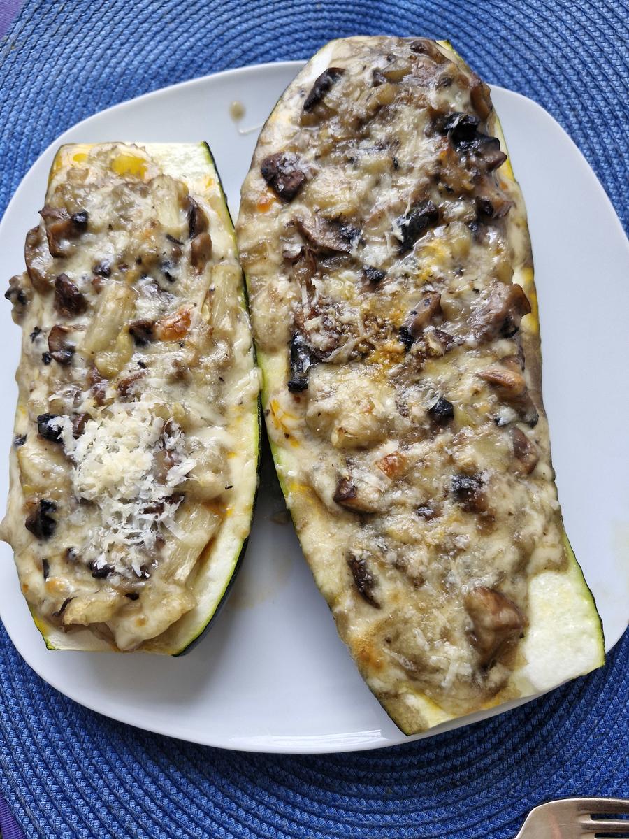 Gefüllte Zucchini ........ mal anders - Rezept - Bild Nr. 17418