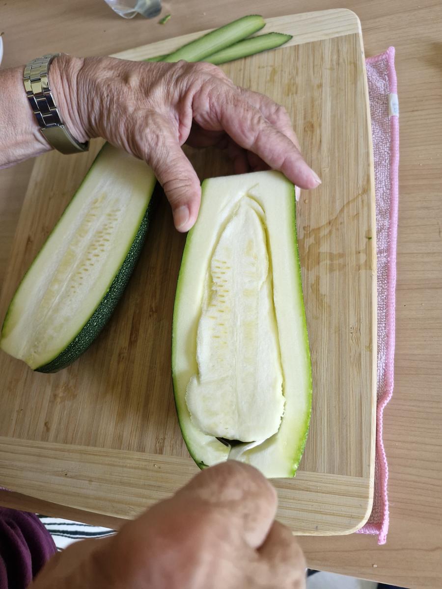 Gefüllte Zucchini ........ mal anders - Rezept - Bild Nr. 17420