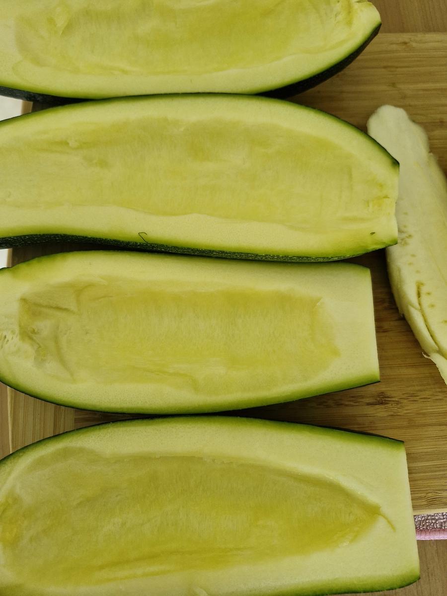 Gefüllte Zucchini ........ mal anders - Rezept - Bild Nr. 17421