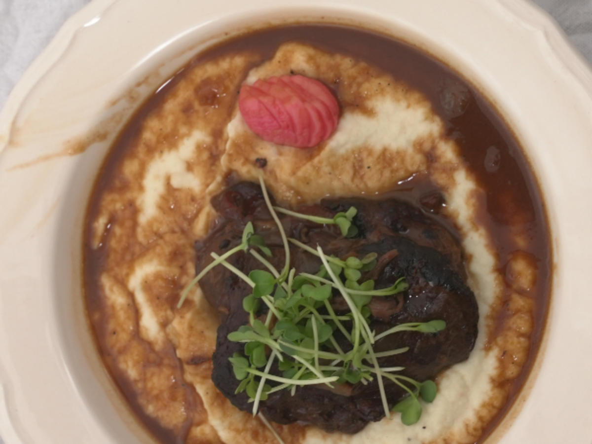Geschmorte Kalbsbäckchen mit Selleriepüree und Gemüse - Rezept - Bild Nr. 17419