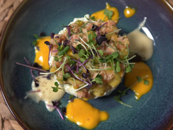 Lachstatar auf Wasabi Gurken Creme und Pumpernickel Crumble - einfach ... Lachstatar auf Wasabi Gurken Creme und Pumpernickel Crumble - einfach ...