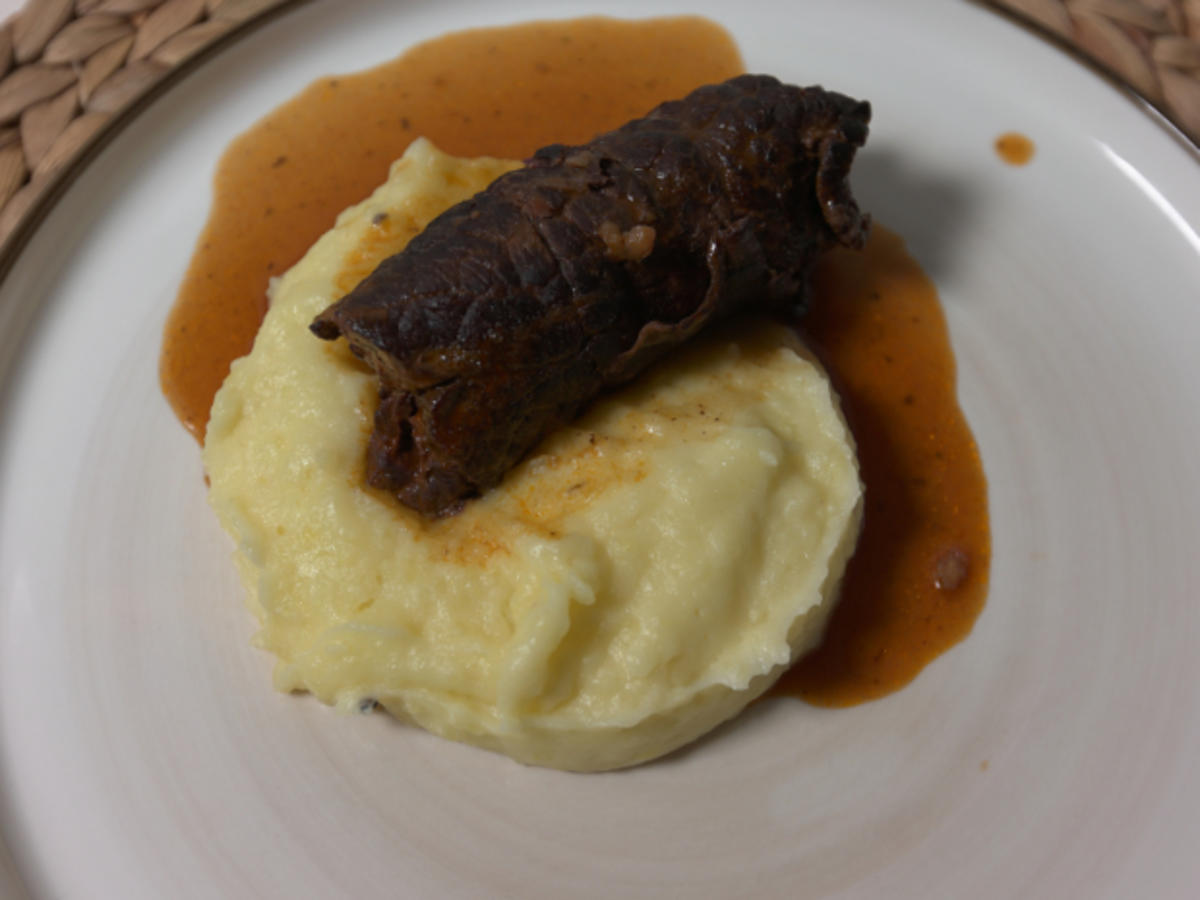 Rinderroulade mit getrüffeltem Kartoffelpüree und Endiviensalat - Rezept - Bild Nr. 17419