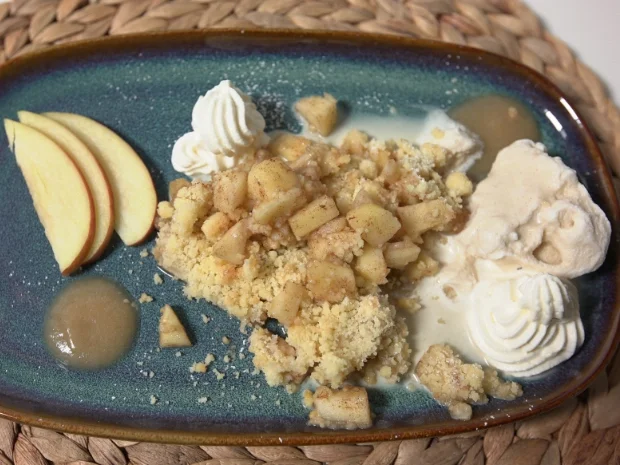 Tonkabohnen-Eis mit Apfel Crumble und saurer Apfelmus - Rezept - Bild Nr. 17420