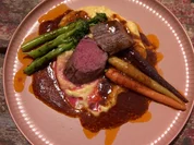 Rehrücken gebettet auf Kartoffel-Trüffel-Püree, dazu Gemüse - Rezept - Bild Nr. 17420