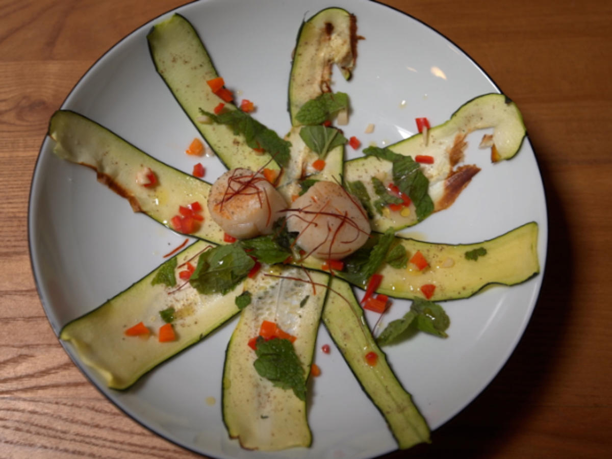 Gebratene Muschel auf scharfem Zucchini-Salat - Rezept - Bild Nr. 17420