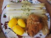 Gefülltes Hähnchenbrustfilet mit Spargel, Petersiliensauce und Drillingen - Rezept - Bild Nr. 2
