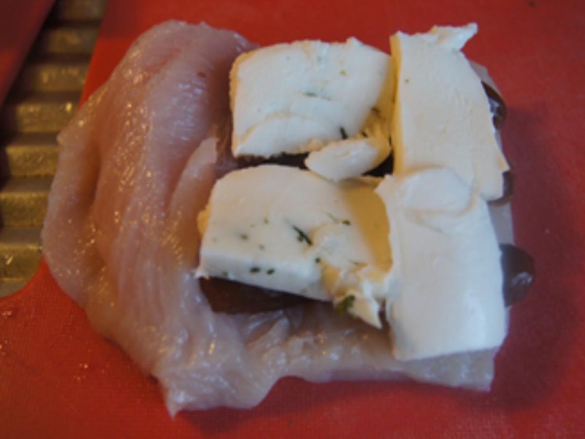 Gefülltes Hähnchenbrustfilet mit Spargel, Petersiliensauce und Drillingen - Rezept - Bild Nr. 4