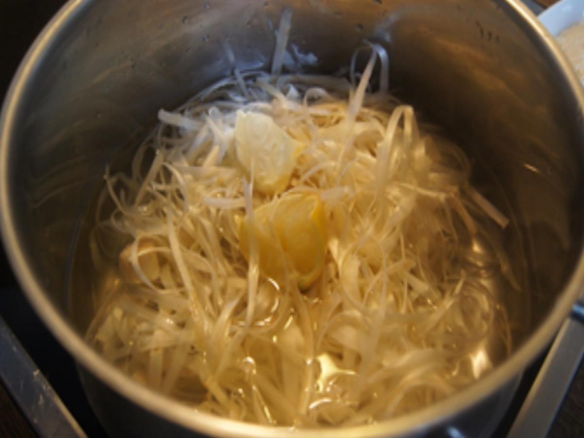 Gefülltes Hähnchenbrustfilet mit Spargel, Petersiliensauce und Drillingen - Rezept - Bild Nr. 11