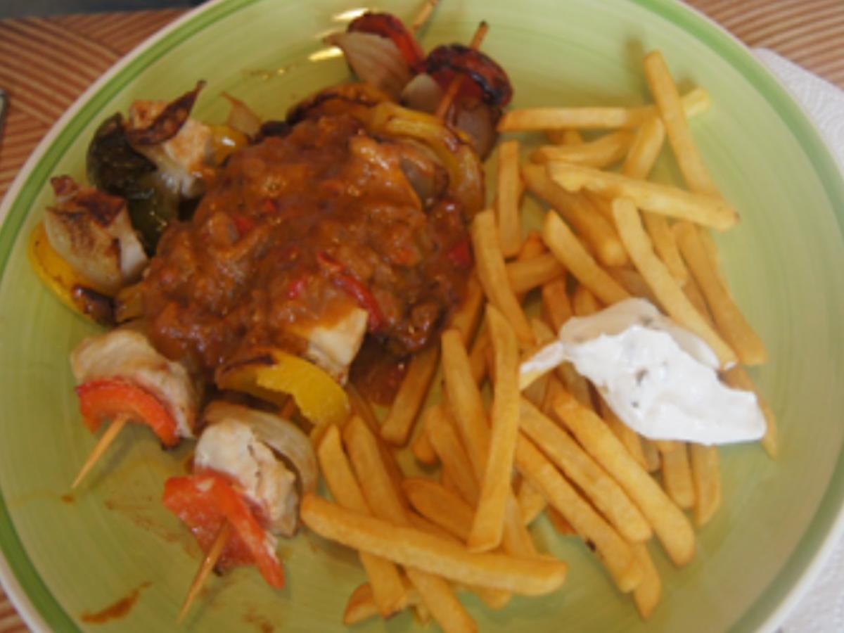 Hähnchenbrust-Paprika-Zwiebel-Spieße mit Currysauce und Pommes Frites - Rezept - Bild Nr. 2