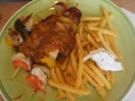 Hähnchenbrust-Paprika-Zwiebel-Spieße mit Currysauce und Pommes Frites - Rezept - Bild Nr. 2