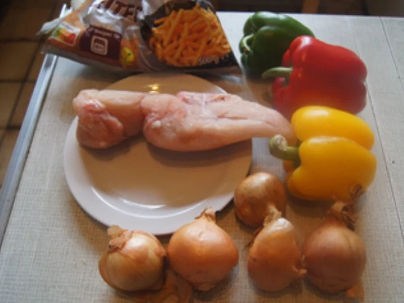 Hähnchenbrust-Paprika-Zwiebel-Spieße mit Currysauce und Pommes Frites - Rezept - Bild Nr. 3