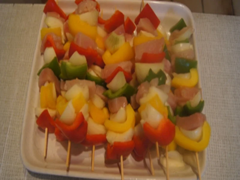 Hähnchenbrust-Paprika-Zwiebel-Spieße mit Currysauce und Pommes Frites - Rezept - Bild Nr. 5