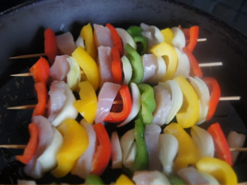 Hähnchenbrust-Paprika-Zwiebel-Spieße mit Currysauce und Pommes Frites - Rezept - Bild Nr. 6