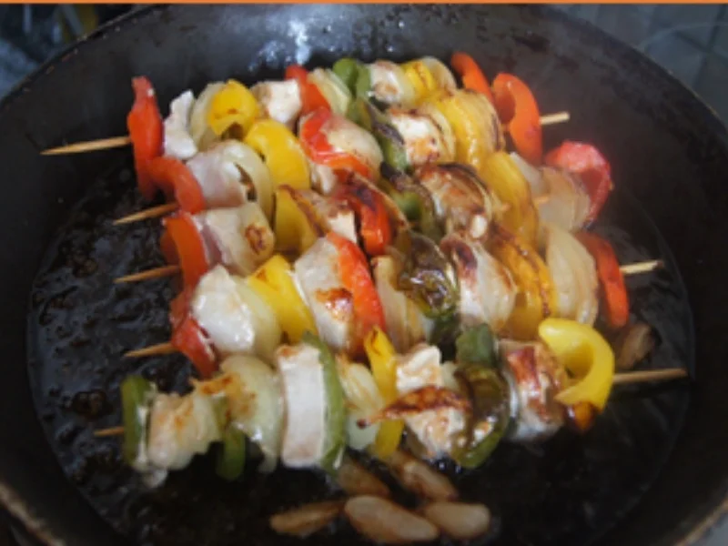 Hähnchenbrust-Paprika-Zwiebel-Spieße mit Currysauce und Pommes Frites - Rezept - Bild Nr. 8