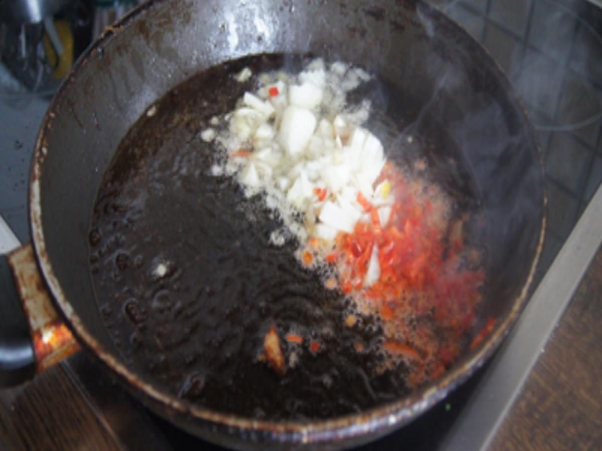Hähnchenbrust-Paprika-Zwiebel-Spieße mit Currysauce und Pommes Frites - Rezept - Bild Nr. 10