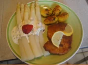 Spargel mit Crème-Fraîche-Schnittlauch-Sauce, Schnitzel und Rosmarin Bratdrillingen - Rezept - Bild Nr. 17421