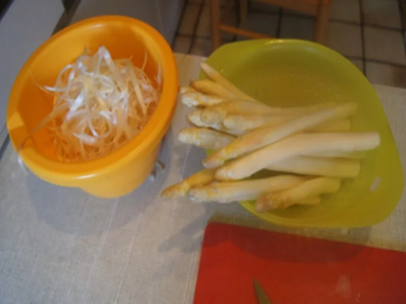 Spargel mit Crème-Fraîche-Schnittlauch-Sauce, Schnitzel und Rosmarin Bratdrillingen - Rezept - Bild Nr. 17422