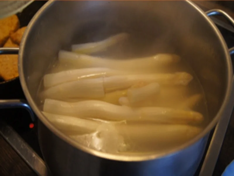 Spargel mit Crème-Fraîche-Schnittlauch-Sauce, Schnitzel und Rosmarin Bratdrillingen - Rezept - Bild Nr. 17424