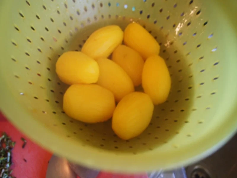 Spargel mit Crème-Fraîche-Schnittlauch-Sauce, Schnitzel und Rosmarin Bratdrillingen - Rezept - Bild Nr. 17433