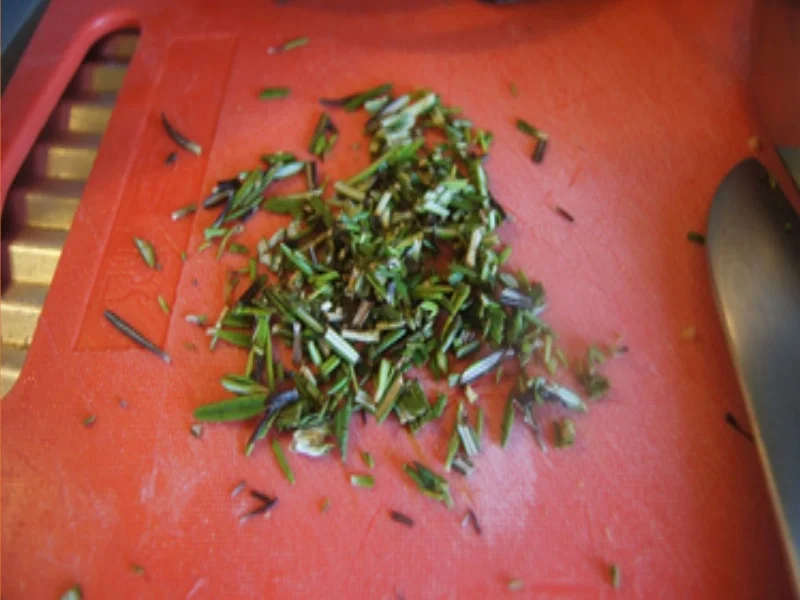 Spargel mit Crème-Fraîche-Schnittlauch-Sauce, Schnitzel und Rosmarin Bratdrillingen - Rezept - Bild Nr. 17434