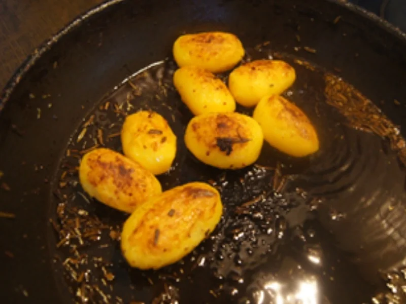 Spargel mit Crème-Fraîche-Schnittlauch-Sauce, Schnitzel und Rosmarin Bratdrillingen - Rezept - Bild Nr. 17436