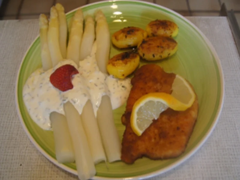 Spargel mit Crème-Fraîche-Schnittlauch-Sauce, Schnitzel und Rosmarin Bratdrillingen - Rezept - Bild Nr. 17437