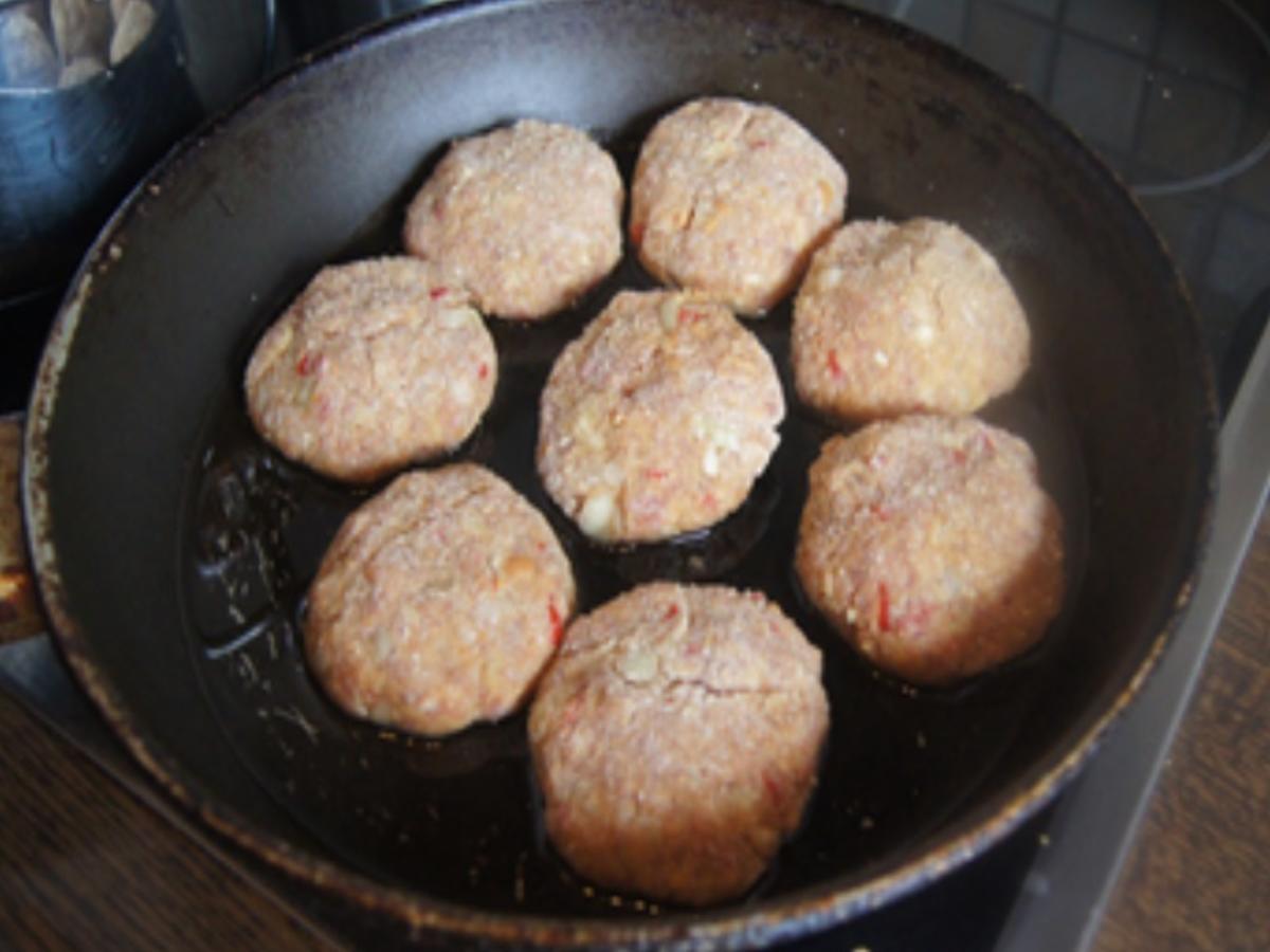Rinderhackfleisch-Buletten mit pikanter Rahmsauce, Blumenkohl und Süßkartoffel - Rezept - Bild Nr. 17425