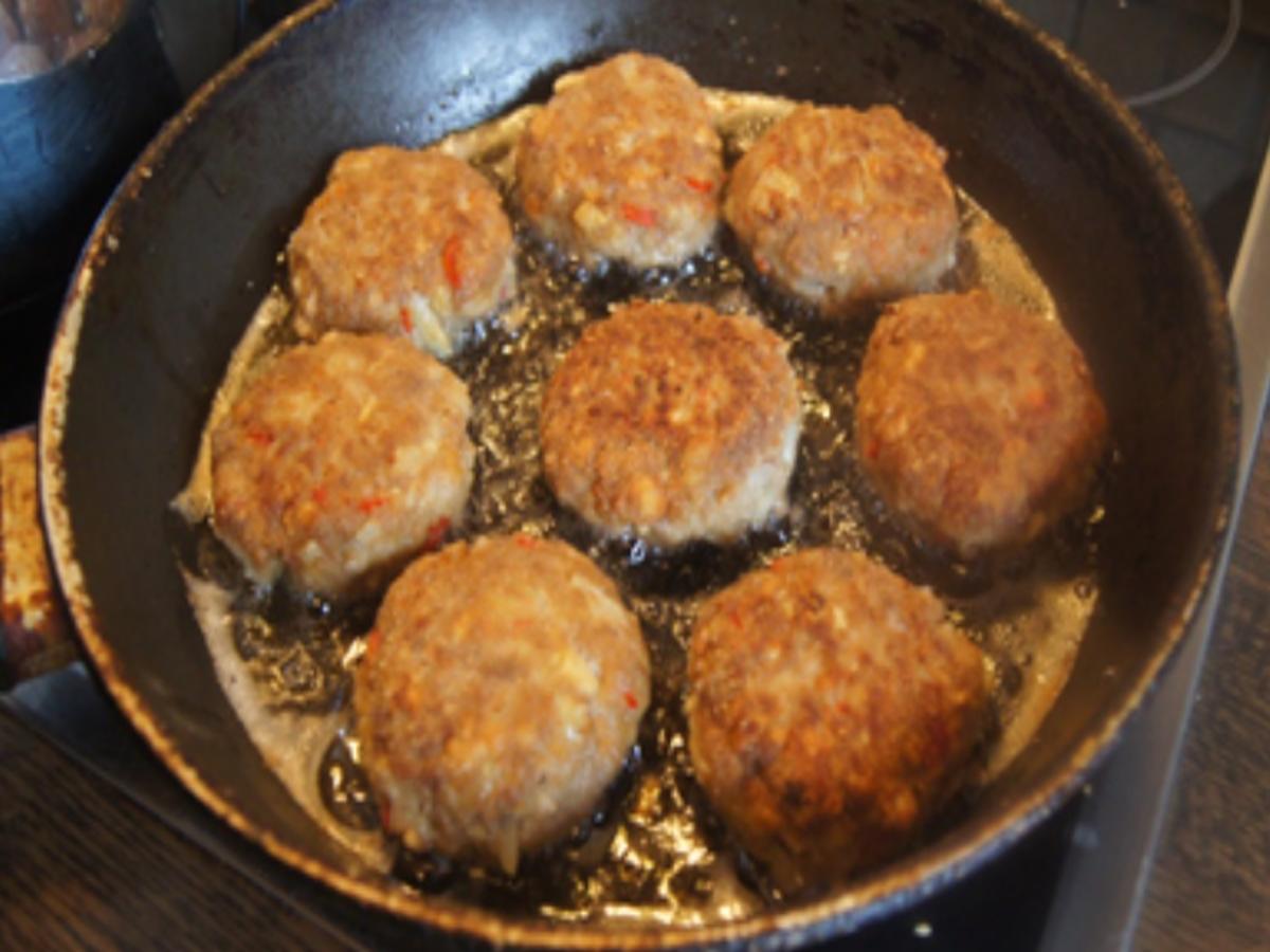 Rinderhackfleisch-Buletten mit pikanter Rahmsauce, Blumenkohl und Süßkartoffel - Rezept - Bild Nr. 17426