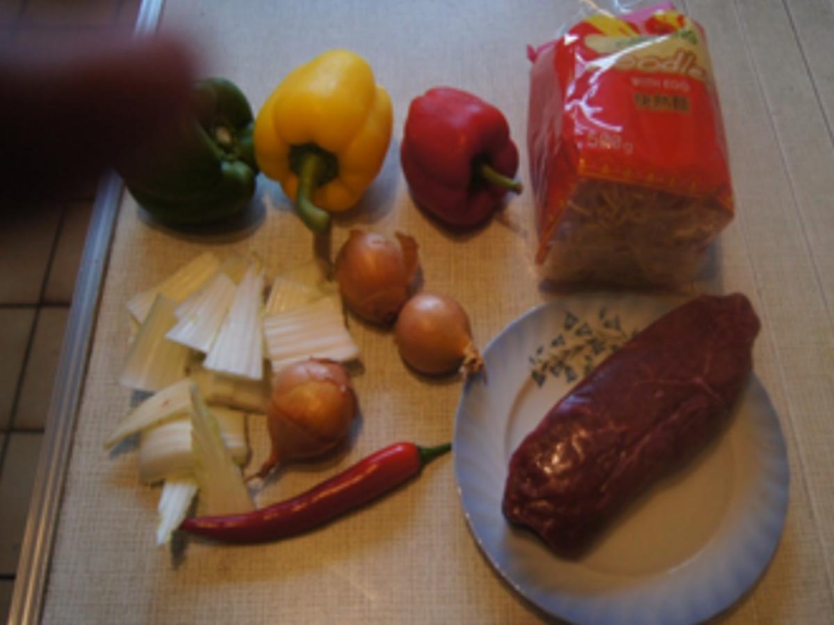 Mie-Nudeln mit scharf gewürztes Rindfleisch, Paprikamix, Chinakohlblattherzen und Zwiebel - Rezept - Bild Nr. 3