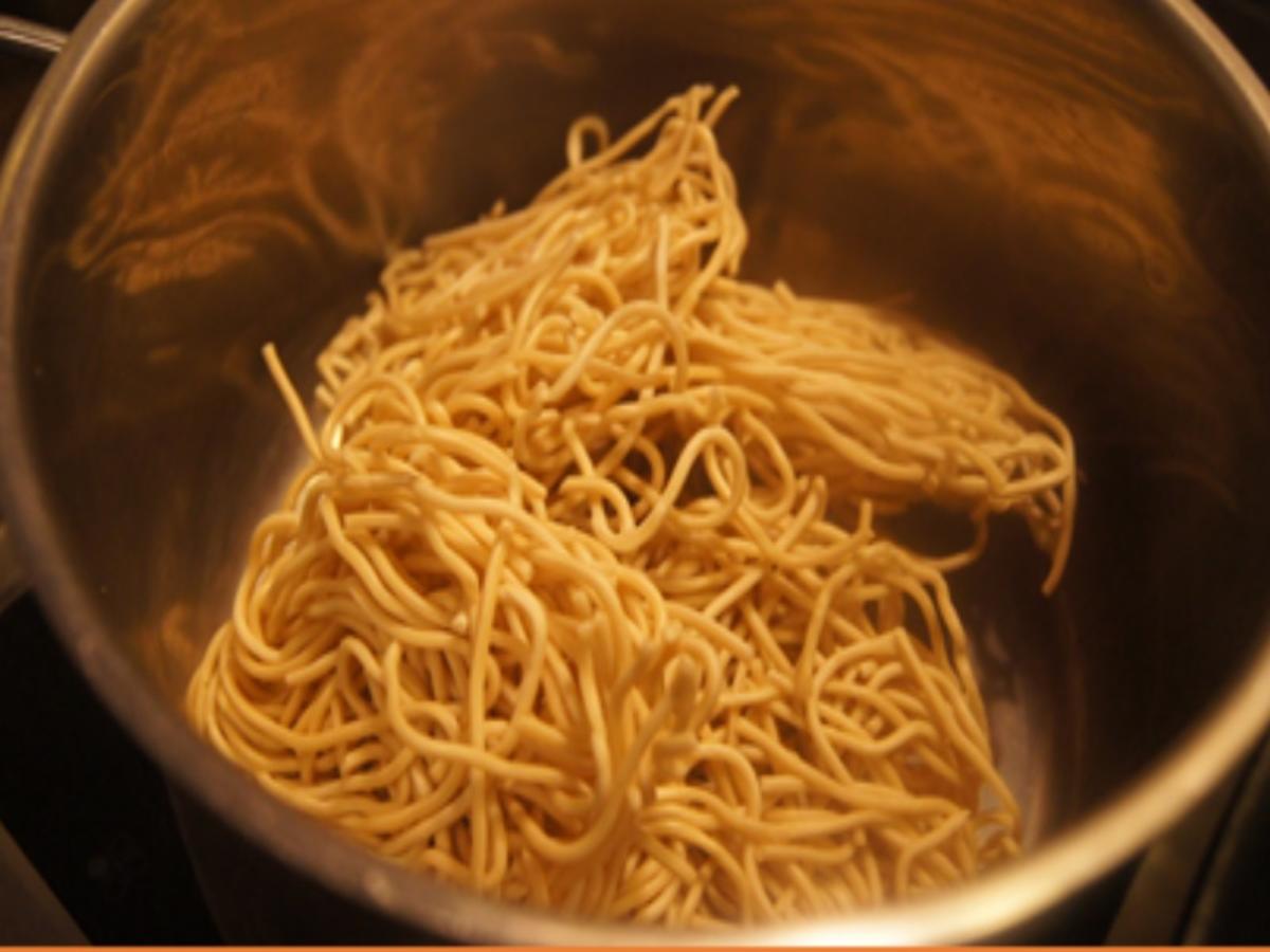 Mie-Nudeln mit scharf gewürztes Rindfleisch, Paprikamix, Chinakohlblattherzen und Zwiebel - Rezept - Bild Nr. 4