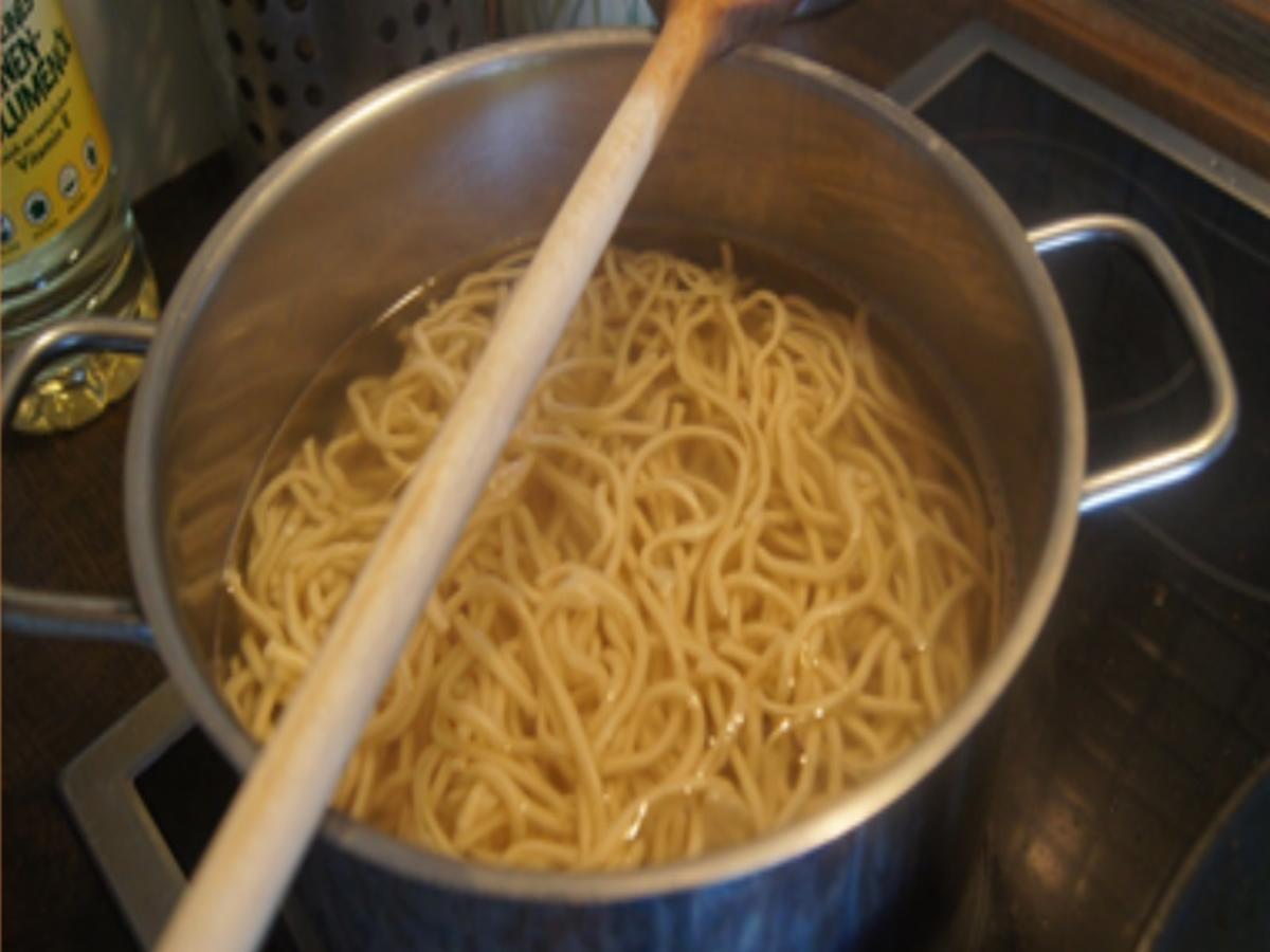 Mie-Nudeln mit scharf gewürztes Rindfleisch, Paprikamix, Chinakohlblattherzen und Zwiebel - Rezept - Bild Nr. 5