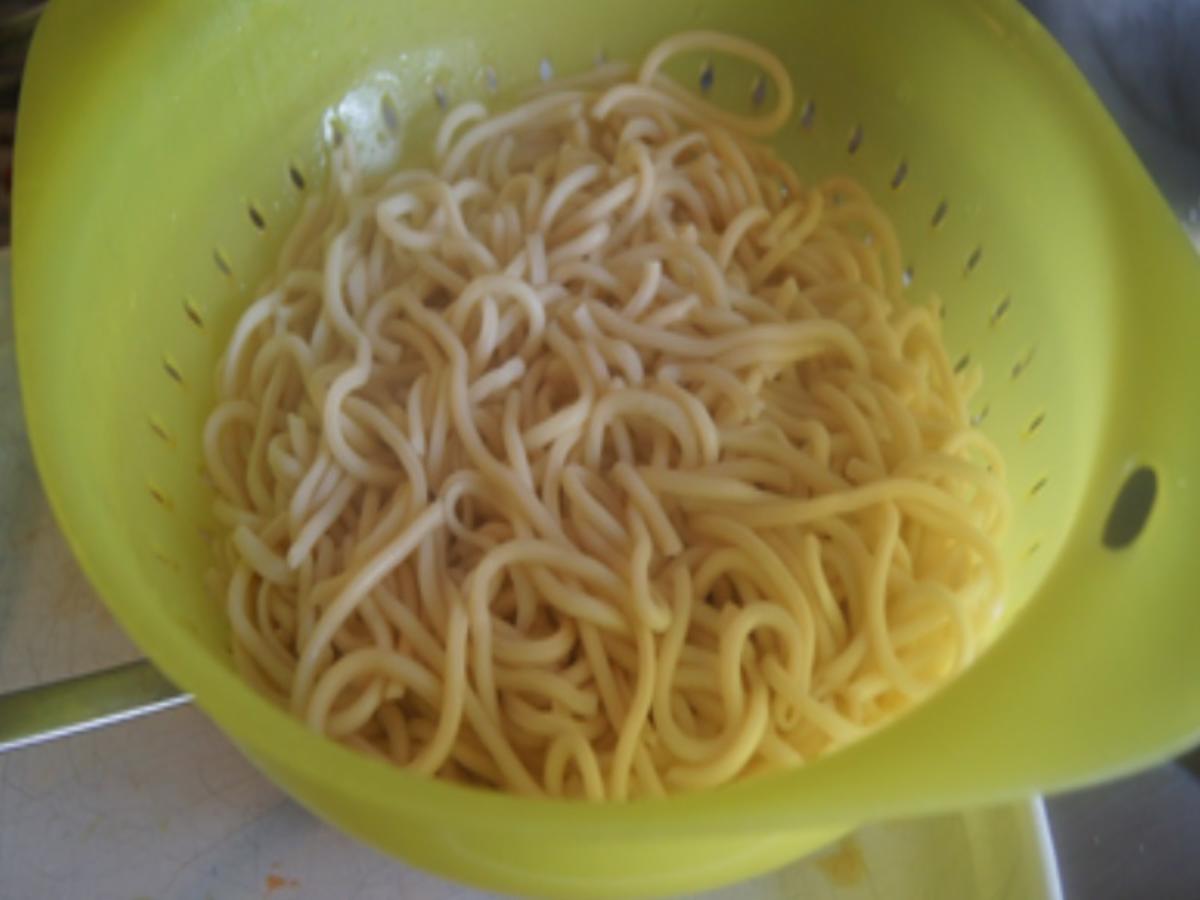 Mie-Nudeln mit scharf gewürztes Rindfleisch, Paprikamix, Chinakohlblattherzen und Zwiebel - Rezept - Bild Nr. 6