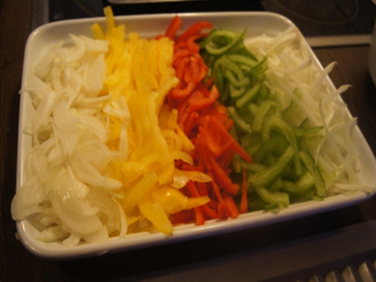 Mie-Nudeln mit scharf gewürztes Rindfleisch, Paprikamix, Chinakohlblattherzen und Zwiebel - Rezept - Bild Nr. 21