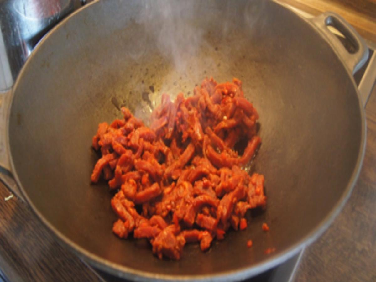 Mie-Nudeln mit scharf gewürztes Rindfleisch, Paprikamix, Chinakohlblattherzen und Zwiebel - Rezept - Bild Nr. 23