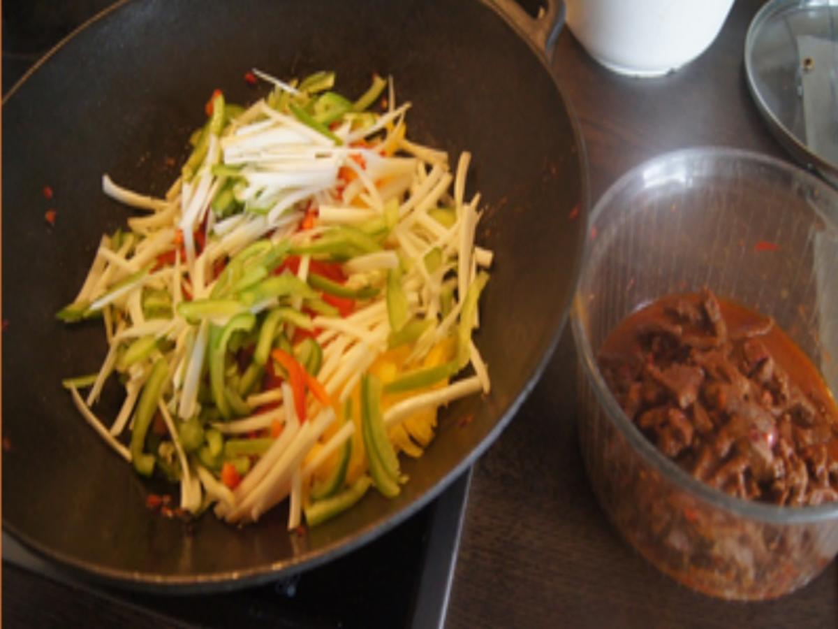 Mie-Nudeln mit scharf gewürztes Rindfleisch, Paprikamix, Chinakohlblattherzen und Zwiebel - Rezept - Bild Nr. 24