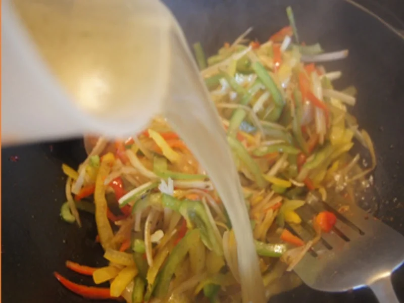 Rezept: Mie-Nudeln mit scharf gewürztes Rindfleisch, Paprikamix, Chinakohlblattherzen und Zwiebel Bild Nr. 25 Mie-Nudeln mit scharf gewürztes Rindfleisch, Paprikamix, Chinakohlblattherzen und Zwiebel - Rezept - Bild Nr. 25