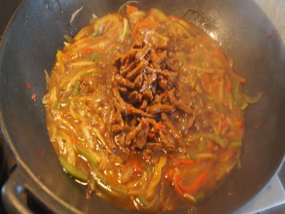 Mie-Nudeln mit scharf gewürztes Rindfleisch, Paprikamix, Chinakohlblattherzen und Zwiebel - Rezept - Bild Nr. 26